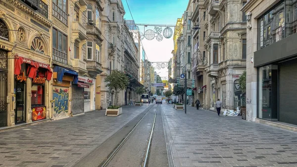 İstiklal Caddesi, İstanbul, Türkiye. 12 Mayıs 2022 İstanbul tarihi ve turistik caddesi. İstanbul 'daki Istiklal Caddesi' nden sabahın erken saatlerinde görüş..