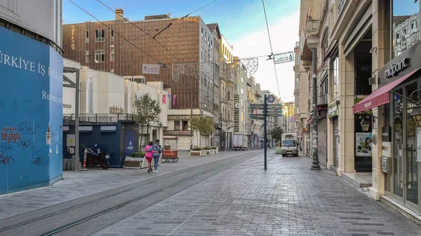 İstiklal Caddesi, İstanbul, Türkiye. 12 Mayıs 2022 İstanbul tarihi ve turistik caddesi. İstanbul 'daki Istiklal Caddesi' nden sabahın erken saatlerinde görüş..