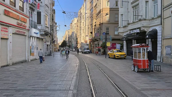 İstiklal Caddesi, İstanbul, Türkiye. 12 Mayıs 2022 İstanbul tarihi ve turistik caddesi. İstanbul 'daki Istiklal Caddesi' nden sabahın erken saatlerinde görüş..