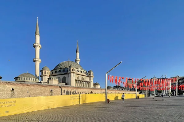 Taksim, istanbul, Türkiye. 13 Mayıs 2022 İstanbul 'un tarihi ve turistik meydanı Taksim' den sabahın erken saatlerinde görüş.