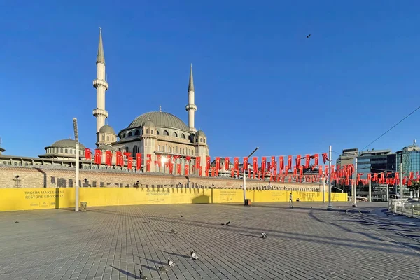 Taksim, istanbul, Türkiye. 13 Mayıs 2022 İstanbul 'un tarihi ve turistik meydanı Taksim' den sabahın erken saatlerinde görüş.