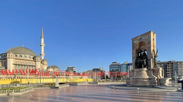 Taksim, istanbul, Türkiye. 13 Mayıs 2022 İstanbul 'un tarihi ve turistik meydanı Taksim' den sabahın erken saatlerinde görüş.