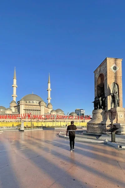Taksim, istanbul, Türkiye. 13 Mayıs 2022 İstanbul 'un tarihi ve turistik meydanı Taksim' den sabahın erken saatlerinde görüş.
