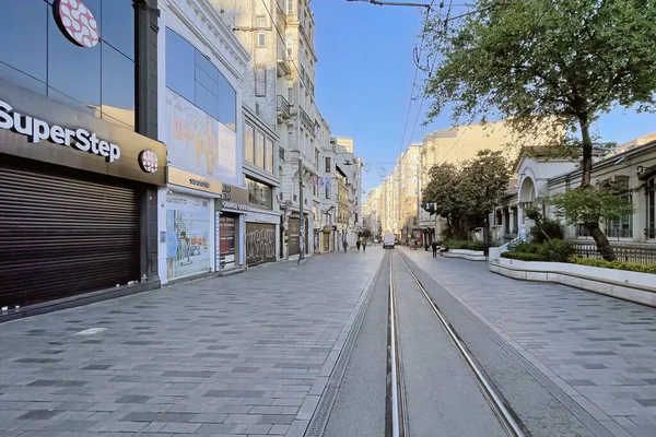 İstiklal Caddesi, İstanbul, Türkiye. 12 Mayıs 2022 İstanbul tarihi ve turistik caddesi. İstanbul 'daki Istiklal Caddesi' nden sabahın erken saatlerinde görüş..