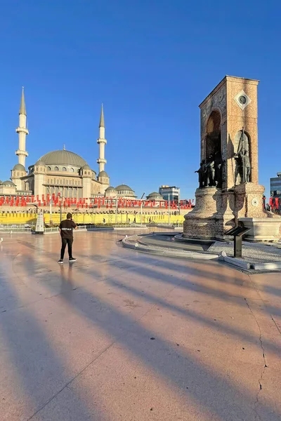 Taksim, istanbul, Türkiye. 13 Mayıs 2022 İstanbul 'un tarihi ve turistik meydanı Taksim' den sabahın erken saatlerinde görüş.