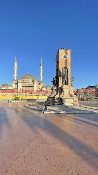 Taksim, istanbul, Türkiye. 13 Mayıs 2022 İstanbul 'un tarihi ve turistik meydanı Taksim' den sabahın erken saatlerinde görüş.