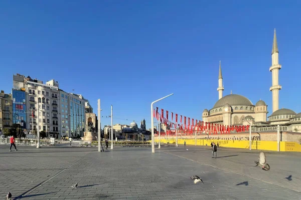 Taksim, istanbul, Türkiye. 13 Mayıs 2022 İstanbul 'un tarihi ve turistik meydanı Taksim' den sabahın erken saatlerinde görüş.