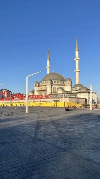 Taksim, istanbul, Türkiye. 13 Mayıs 2022 İstanbul 'un tarihi ve turistik meydanı Taksim' den sabahın erken saatlerinde görüş.
