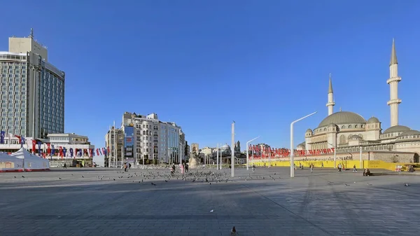 Taksim, istanbul, Türkiye. 13 Mayıs 2022 İstanbul 'un tarihi ve turistik meydanı Taksim' den sabahın erken saatlerinde görüş.