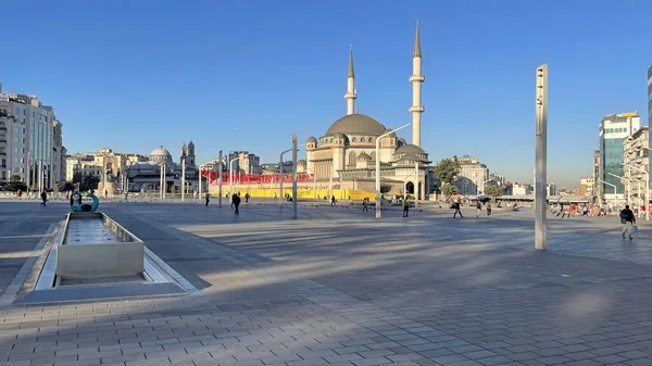 Taksim, istanbul, Türkiye. 13 Mayıs 2022 İstanbul 'un tarihi ve turistik meydanı Taksim' den sabahın erken saatlerinde görüş.