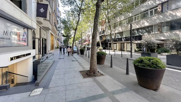 Nisantasi, İstanbul, Türkiye. 13 Mayıs 2022. İstanbul 'un Sisli ilçesindeki Nisantasi ilçesindeki Abdi İpekçi caddesi ve lüks mağazalardan görüntü.