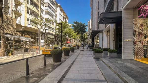 Nisantasi, İstanbul, Türkiye. 13 Mayıs 2022. İstanbul 'un Sisli ilçesindeki Nisantasi ilçesindeki Abdi İpekçi caddesi ve lüks mağazalardan görüntü.