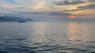 İstanbul, Türkiye. 16 Mayıs 2022 'de İstanbul' da sabahın erken saatlerinde gün doğumu, marmarmara denizi ve boğaz manzarası