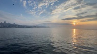 İstanbul, Türkiye. 16 Mayıs 2022 'de İstanbul' da sabahın erken saatlerinde gün doğumu, marmarmara denizi ve boğaz manzarası