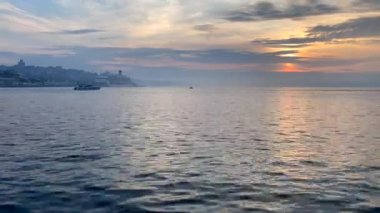 İstanbul, Türkiye. 16 Mayıs 2022 'de İstanbul' da sabahın erken saatlerinde gün doğumu, marmarmara denizi ve boğaz manzarası