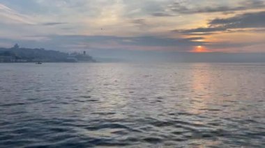 İstanbul, Türkiye. 16 Mayıs 2022 'de İstanbul' da sabahın erken saatlerinde gün doğumu, marmarmara denizi ve boğaz manzarası