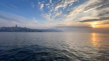 İstanbul, Türkiye. 16 Mayıs 2022 'de İstanbul' da sabahın erken saatlerinde gün doğumu, marmarmara denizi ve boğaz manzarası