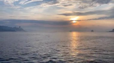 İstanbul, Türkiye. 16 Mayıs 2022 'de İstanbul' da sabahın erken saatlerinde gün doğumu, marmarmara denizi ve boğaz manzarası