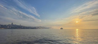 İstanbul, Türkiye. 12 Mayıs 2022 gündoğumu ve İstanbul 'daki İstanbul Boğazı ve Marmara Denizi' nin sabah manzarası