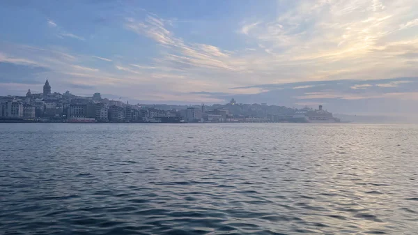伊斯坦布尔博斯普鲁斯海峡和马尔马拉海峡的日出和清晨景色 — 图库照片