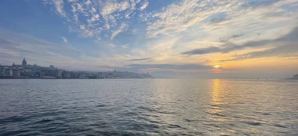 トルコのイスタンブール2022年5月12日日の出と早朝のボスポラス海とイスタンブールのマルマラ海の景色 — ストック写真