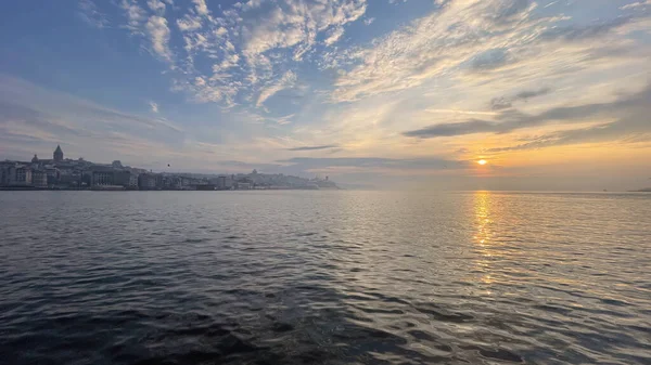 トルコのイスタンブール2022年5月12日日の出と早朝のボスポラス海とイスタンブールのマルマラ海の景色 — ストック写真