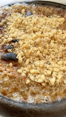 Güveçte sıcak tahini halva.