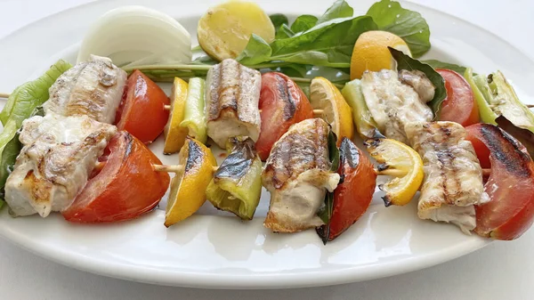 Zblízka Připraven Jídlu Mořský Okoun Shish Kebab Bílém Talíři — Stock fotografie