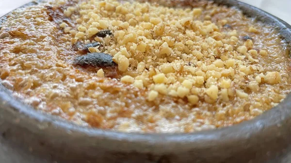 Güveçte sıcak tahini halva.