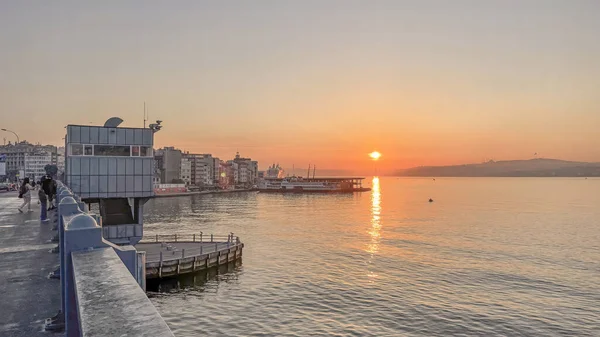 トルコのイスタンブール2022年5月18日ヨーロッパとアジア大陸の間の夢の都市 イスタンブール旧市街の早朝の旅行者や観光客のためのビュー — ストック写真