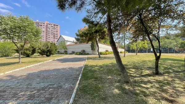 İstanbul, Atakoy. 20 Mayıs 2022. Atakoy ilçesi, yeşil doğası ve modern binalarıyla. Atakoy ilçesinden görüntüler.