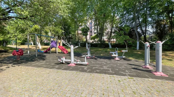 İstanbul, Atakoy. 20 Mayıs 2022. Atakoy ilçesi, yeşil doğası ve modern binalarıyla. Atakoy ilçesinden görüntüler.