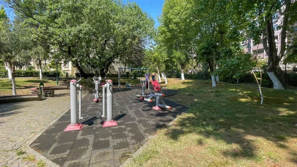 İstanbul, Atakoy. 20 Mayıs 2022. Atakoy ilçesi, yeşil doğası ve modern binalarıyla. Atakoy ilçesinden görüntüler.