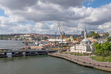 Goldenhorn, Haliç, İstanbul, Türkiye. 19 Mayıs 2022 İstanbul, Avrupa ve Asya kıtaları arasındaki rüya şehir. İstanbul manzarası Altın Boynuz metro köprüsünden.