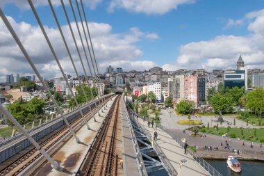 Goldenhorn, Haliç, İstanbul, Türkiye. 19 Mayıs 2022 İstanbul, Avrupa ve Asya kıtaları arasındaki rüya şehir. İstanbul manzarası Altın Boynuz metro köprüsünden.