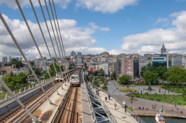 Goldenhorn, Haliç, İstanbul, Türkiye. 19 Mayıs 2022 İstanbul, Avrupa ve Asya kıtaları arasındaki rüya şehir. İstanbul manzarası Altın Boynuz metro köprüsünden.