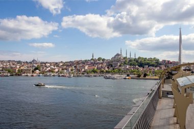 Goldenhorn, Haliç, İstanbul, Türkiye. 19 Mayıs 2022 İstanbul, Avrupa ve Asya kıtaları arasındaki rüya şehir. İstanbul manzarası Altın Boynuz metro köprüsünden.