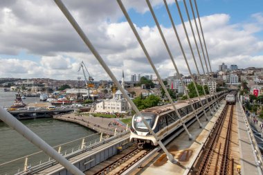 Goldenhorn, Haliç, İstanbul, Türkiye. 19 Mayıs 2022 İstanbul, Avrupa ve Asya kıtaları arasındaki rüya şehir. İstanbul manzarası Altın Boynuz metro köprüsünden.