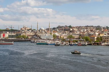 Goldenhorn, Haliç, İstanbul, Türkiye. 19 Mayıs 2022 İstanbul, Avrupa ve Asya kıtaları arasındaki rüya şehir. İstanbul manzarası Altın Boynuz metro köprüsünden.