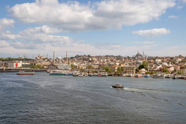 Goldenhorn, Haliç, İstanbul, Türkiye. 19 Mayıs 2022 İstanbul, Avrupa ve Asya kıtaları arasındaki rüya şehir. İstanbul manzarası Altın Boynuz metro köprüsünden.
