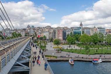 Goldenhorn, Haliç, İstanbul, Türkiye. 19 Mayıs 2022 İstanbul, Avrupa ve Asya kıtaları arasındaki rüya şehir. İstanbul manzarası Altın Boynuz metro köprüsünden.