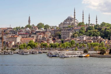 Goldenhorn, Haliç, İstanbul, Türkiye. 19 Mayıs 2022 İstanbul, Avrupa ve Asya kıtaları arasındaki rüya şehir. İstanbul manzarası Altın Boynuz metro köprüsünden.
