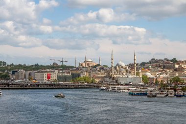 Goldenhorn, Haliç, İstanbul, Türkiye. 19 Mayıs 2022 İstanbul, Avrupa ve Asya kıtaları arasındaki rüya şehir. İstanbul manzarası Altın Boynuz metro köprüsünden.