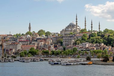 Goldenhorn, Haliç, İstanbul, Türkiye. 19 Mayıs 2022 İstanbul, Avrupa ve Asya kıtaları arasındaki rüya şehir. İstanbul manzarası Altın Boynuz metro köprüsünden.