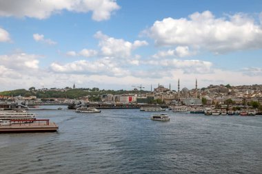 Goldenhorn, Haliç, İstanbul, Türkiye. 19 Mayıs 2022 İstanbul, Avrupa ve Asya kıtaları arasındaki rüya şehir. İstanbul manzarası Altın Boynuz metro köprüsünden.