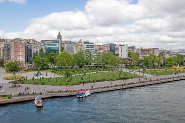 Goldenhorn, Haliç, İstanbul, Türkiye. 19 Mayıs 2022 İstanbul, Avrupa ve Asya kıtaları arasındaki rüya şehir. İstanbul manzarası Altın Boynuz metro köprüsünden.