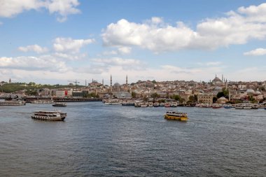 Goldenhorn, Haliç, İstanbul, Türkiye. 19 Mayıs 2022 İstanbul, Avrupa ve Asya kıtaları arasındaki rüya şehir. İstanbul manzarası Altın Boynuz metro köprüsünden.