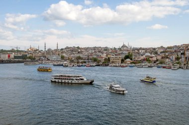 Goldenhorn, Haliç, İstanbul, Türkiye. 19 Mayıs 2022 İstanbul, Avrupa ve Asya kıtaları arasındaki rüya şehir. İstanbul manzarası Altın Boynuz metro köprüsünden.