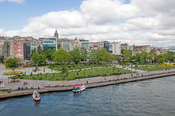 Goldenhorn, Haliç, İstanbul, Türkiye. 19 Mayıs 2022 İstanbul, Avrupa ve Asya kıtaları arasındaki rüya şehir. İstanbul manzarası Altın Boynuz metro köprüsünden.