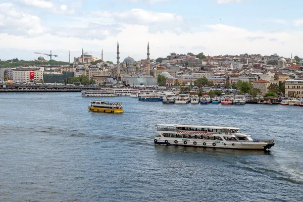 Goldenhorn, Haliç, İstanbul, Türkiye. 19 Mayıs 2022 İstanbul, Avrupa ve Asya kıtaları arasındaki rüya şehir. İstanbul manzarası Altın Boynuz metro köprüsünden.
